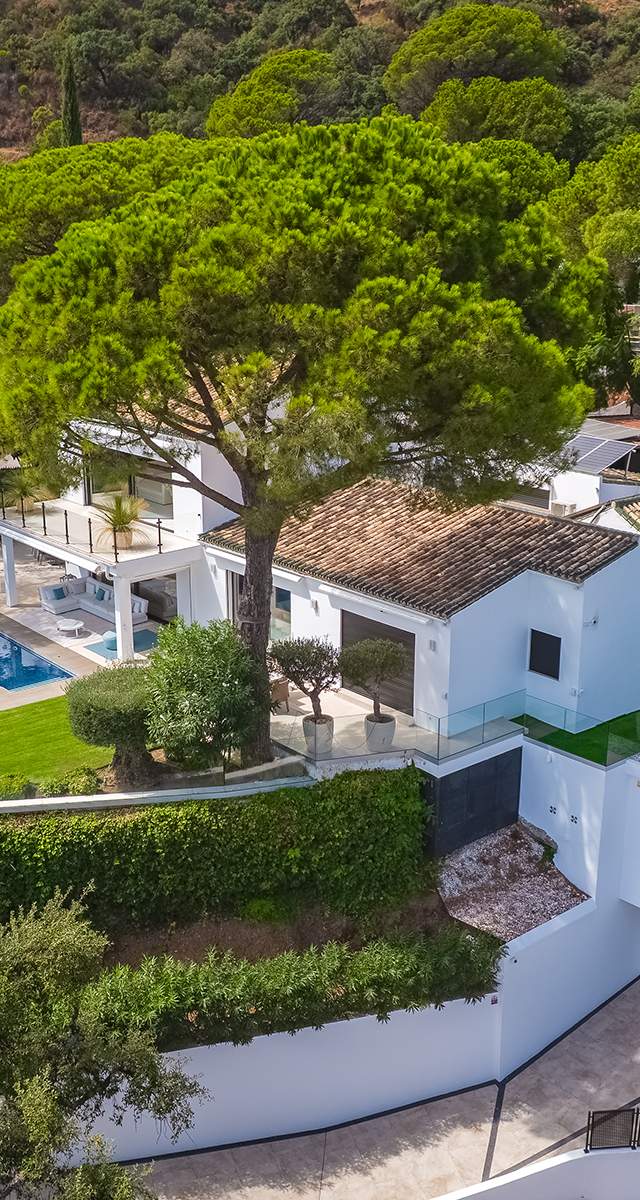 ELEGANTE VILLA TOTALMENTE REFORMADA CON CASA DE INVITADOS Y VISTAS PANORÁMICAS EN EL MADROÑAL - MALAGA