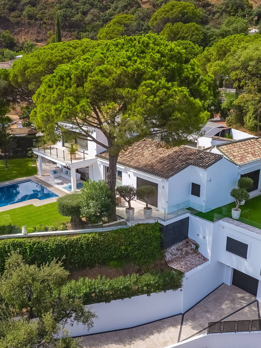 ELEGANTE VILLA TOTALMENTE REFORMADA CON CASA DE INVITADOS Y VISTAS PANORÁMICAS EN EL MADROÑAL - MALAGA — imagen 1