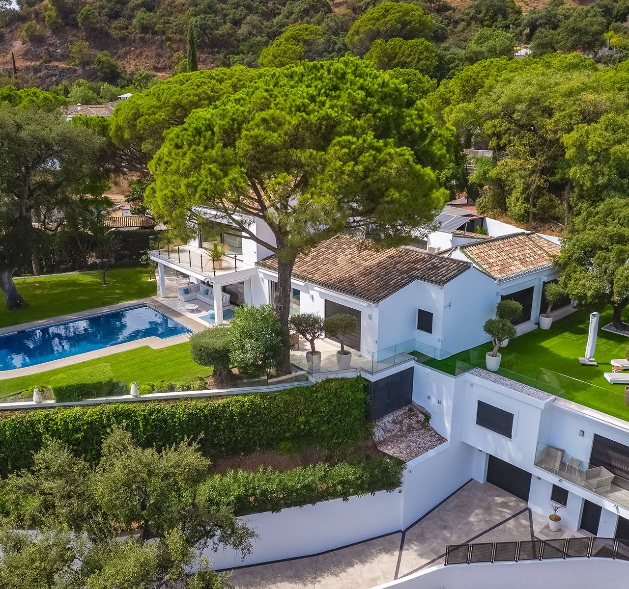ELEGANTE VILLA TOTALMENTE REFORMADA CON CASA DE INVITADOS Y VISTAS PANORÁMICAS EN EL MADROÑAL - MALAGA — imagen 1
