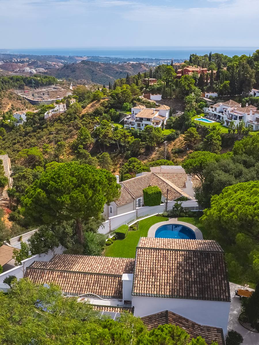 ELEGANTE VILLA TOTALMENTE REFORMADA CON CASA DE INVITADOS Y VISTAS PANORÁMICAS EN EL MADROÑAL - MALAGA — imagen 2