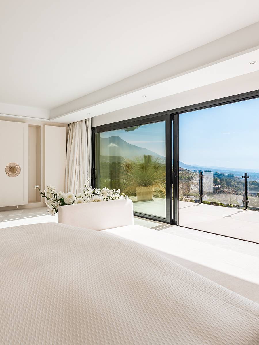ELEGANTE VILLA TOTALMENTE REFORMADA CON CASA DE INVITADOS Y VISTAS PANORÁMICAS EN EL MADROÑAL - MALAGA — imagen 3