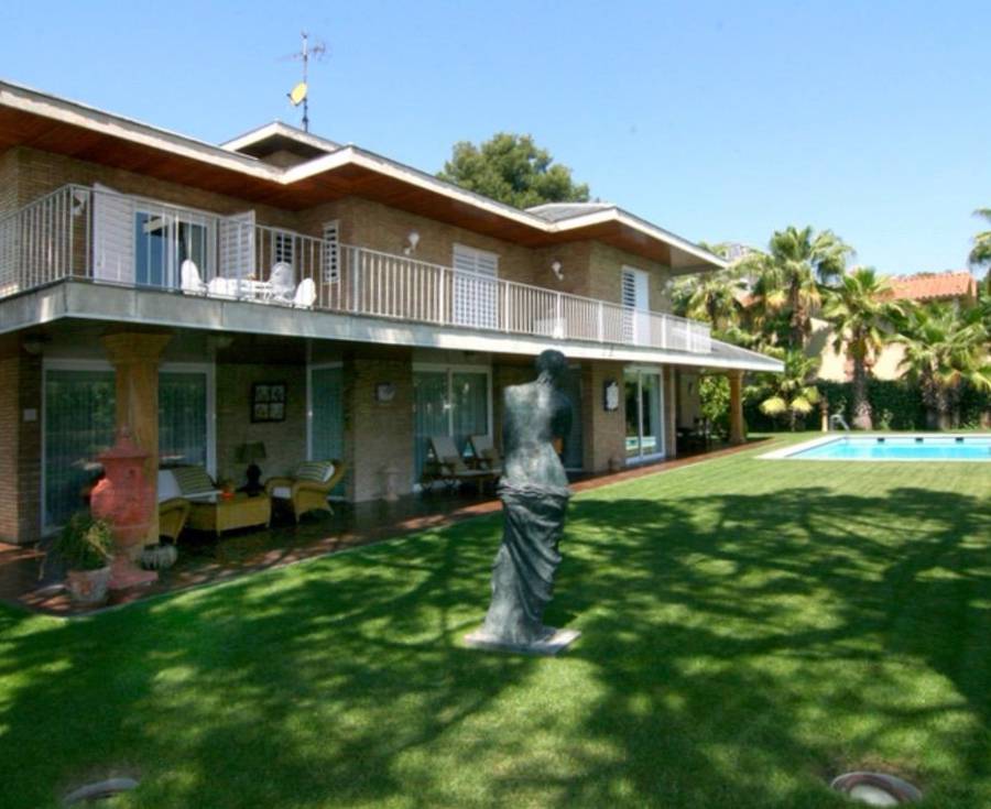 Exclusiva Villa de Estilo Inglés con Piscina Privada y Vistas al Mar - Barcelona — imagen 28