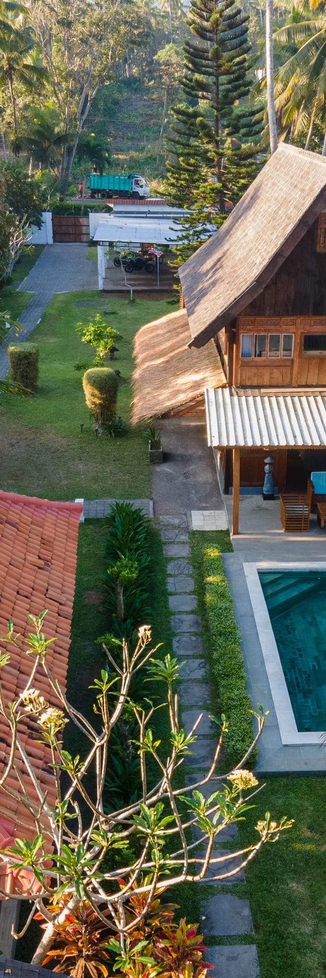 Auténtica Villa Freehold de 6 Dormitorios Frente al Mar en Jembrana — imagen 5