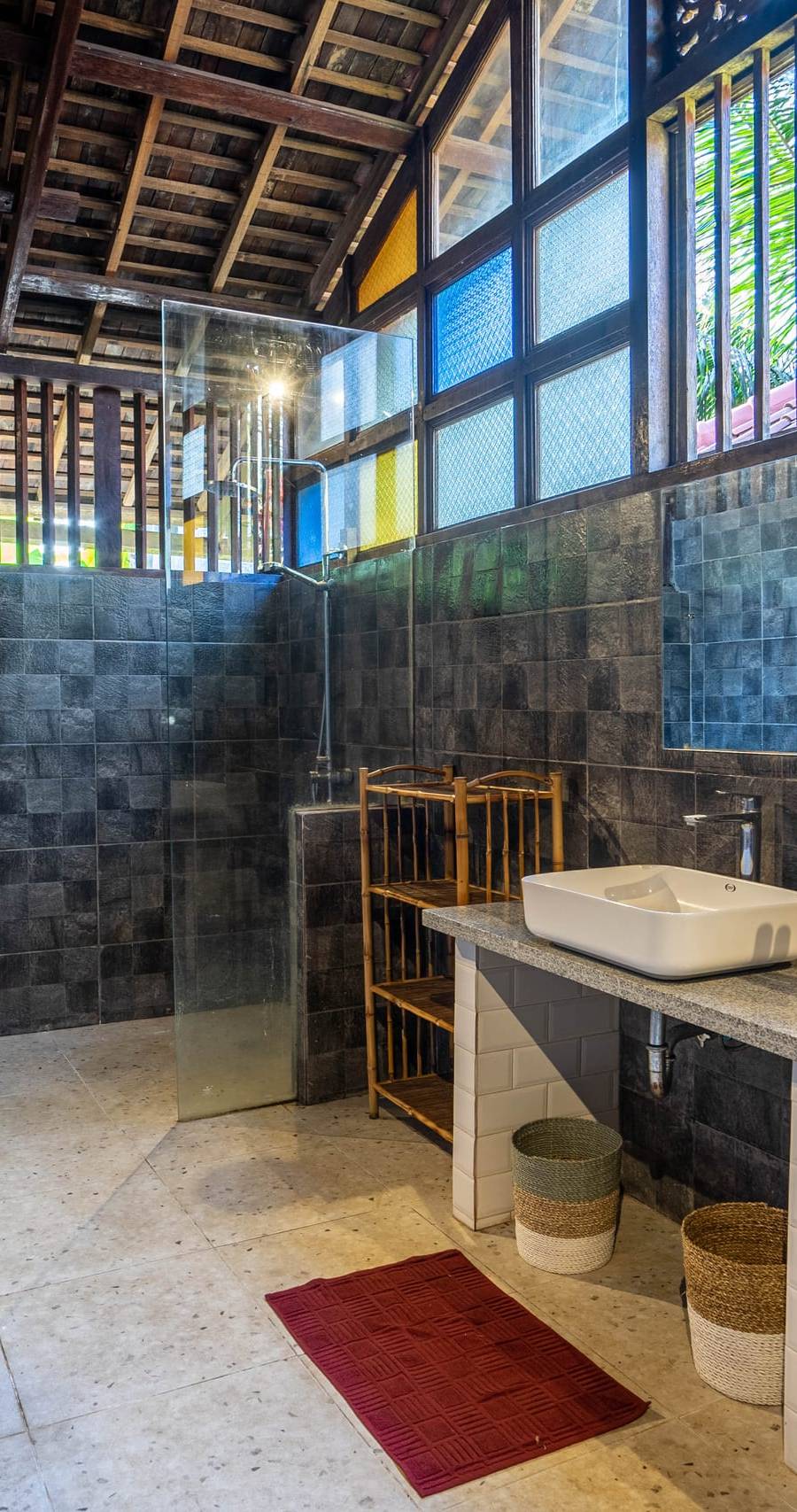 Auténtica Villa Freehold de 6 Dormitorios Frente al Mar en Jembrana — imagen 25