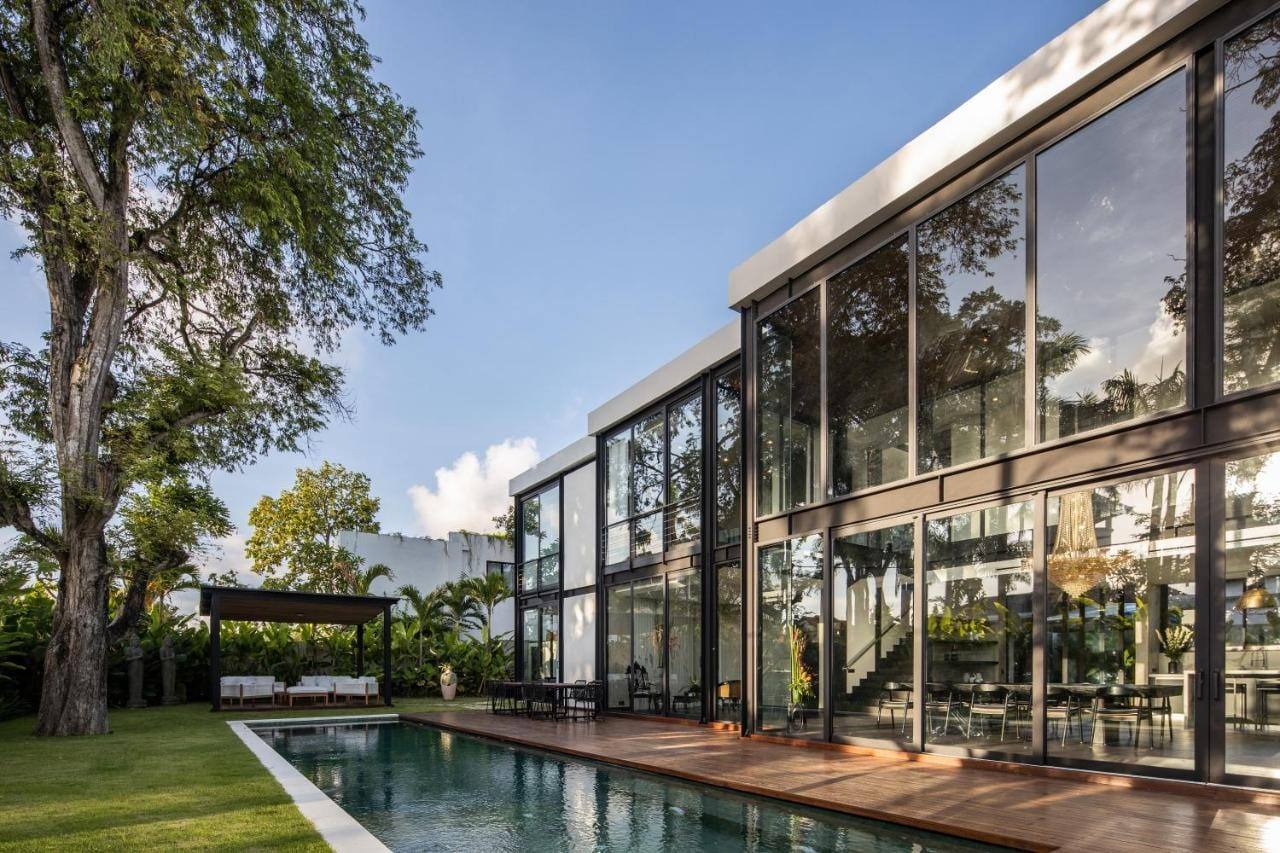 Lujosa Villa en Umalas: Serenidad Moderna a Minutos de Canggu y Seminyak — imagen 1